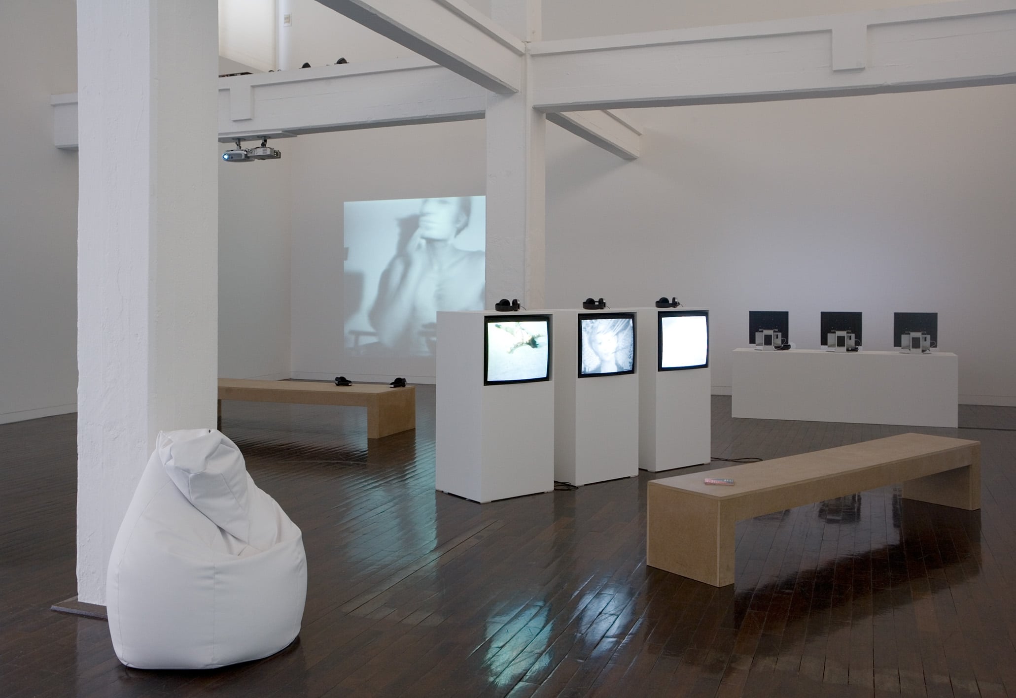 Videoarchiv, Ausstellungsansicht. Foto: Carl Brunn
