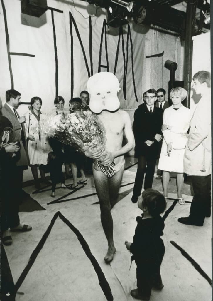 Jörg Immendorff bei der Aktion „Vietnam“ im April 1966 in der Galerie Aachen, Foto: Sepp Linckens