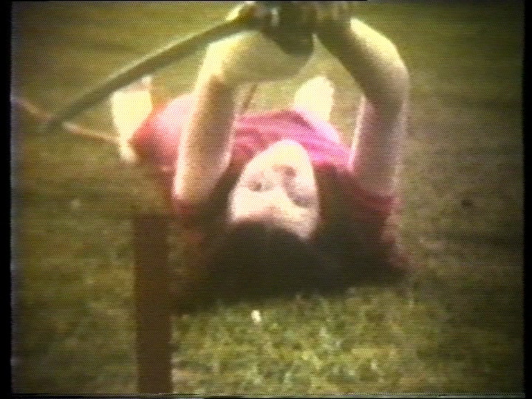 Ulrike Rosenbach, Tanz um einen Baum, Dokumentation einer Videoaktion Sydney Biennale, 20. April 1979, U-matic digitalisiert, Farbe, Ton, 26:30 min, Videostill, © Ulrike Rosenbach; VG Bild-Kunst.