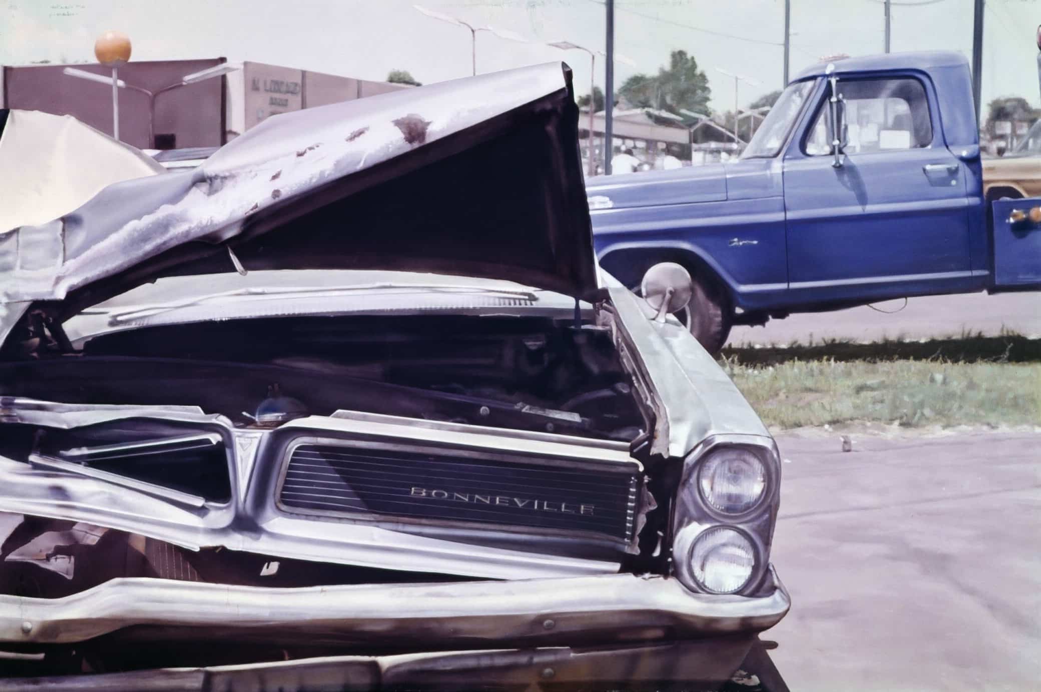 John Salt, Untitled (Cars, Blue Wreck and Truck), 1971, Acryl auf Leinwand , Ludwig Forum für Internationale Kunst Aachen, Leihgabe der Peter und Irene Ludwig Stiftung, © John Salt; Foto: Carl Brunn / Ludwig Forum Aachen