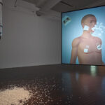 Shu Lea Cheang, "KI$$ KI$$", Ausstellungsansicht/ exhibition view Ludwig Forum Aachen, 27.11.2025–15.03.2026, Foto/ photo: Mareike Tocha.